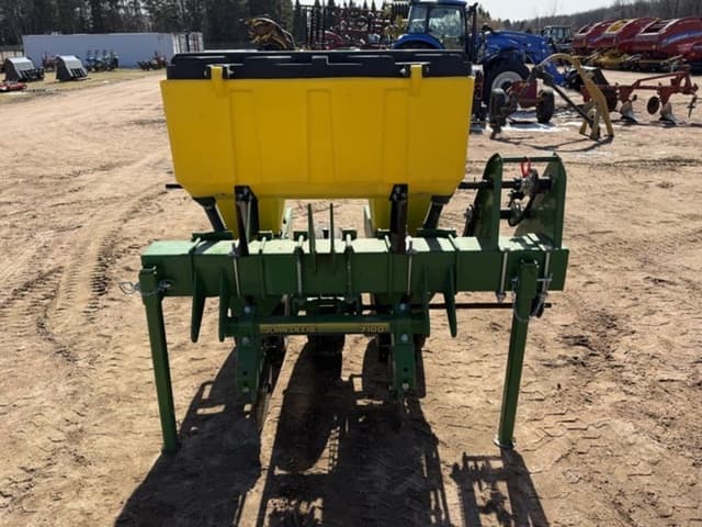 Image of John Deere 7100 equipment image 1