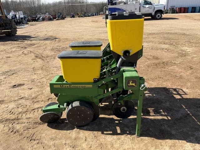Image of John Deere 7100 equipment image 3