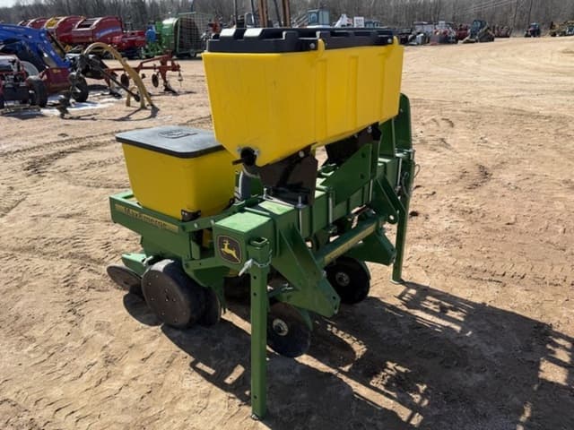 Image of John Deere 7100 equipment image 2