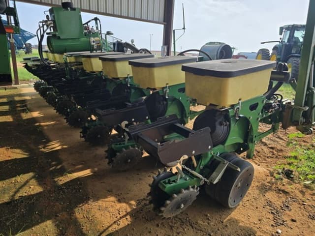 Image of John Deere 7300 equipment image 4