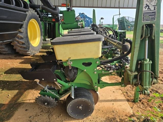 Image of John Deere 7300 equipment image 3