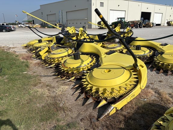 2024 John Deere 772 Equipment Image0