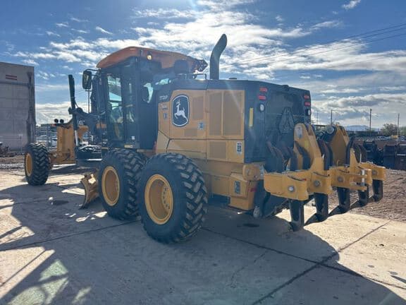 Image of John Deere 772G equipment image 2
