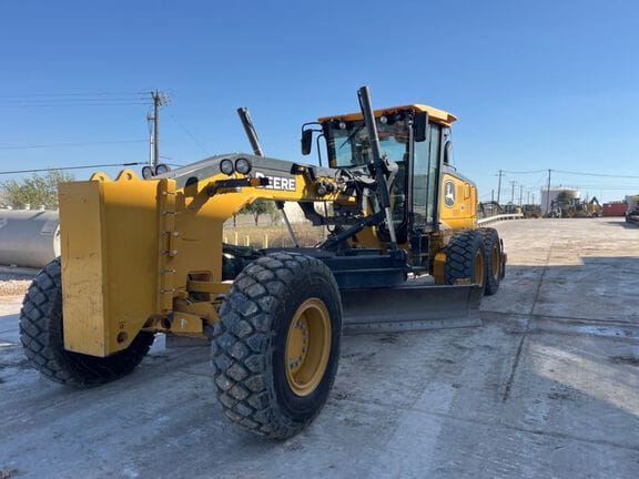 2024 John Deere 772G Equipment Image0