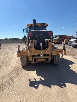 Image of John Deere 772G equipment image 2