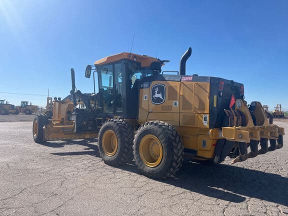 Image of John Deere 772G equipment image 2