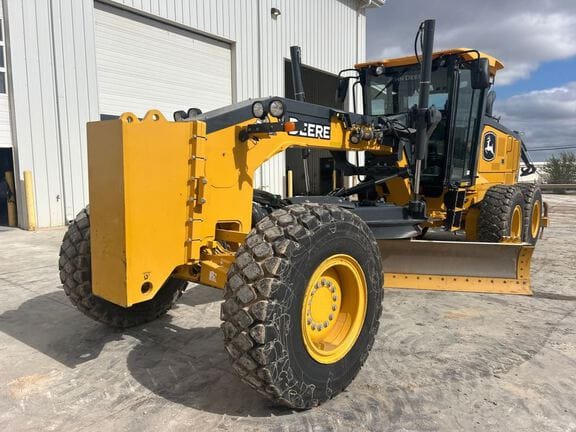 2024 John Deere 772G Equipment Image0