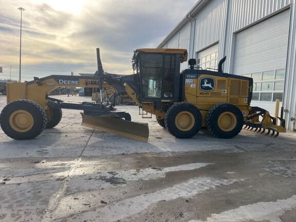 Image of John Deere 772G equipment image 1