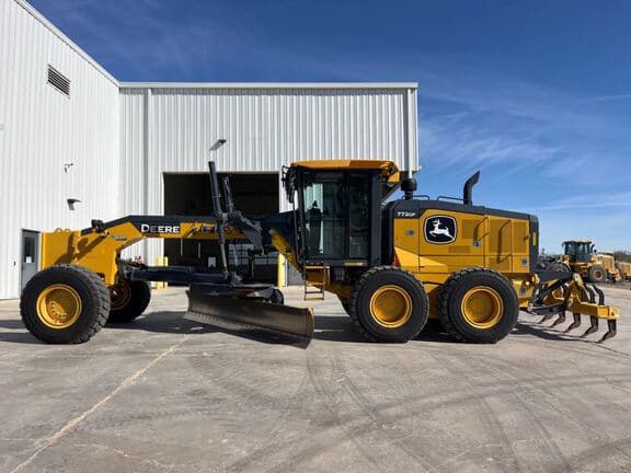Image of John Deere 772G equipment image 1