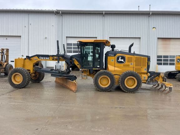 Image of John Deere 772G equipment image 1