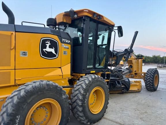 Image of John Deere 772G equipment image 4