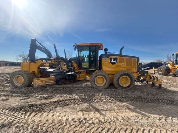 Image of John Deere 772G equipment image 1