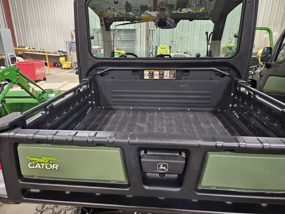 Image of John Deere XUV 835M equipment image 3