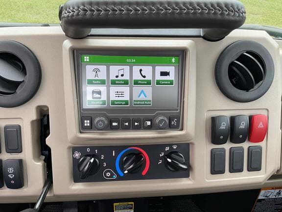 Image of John Deere XUV 835R equipment image 4