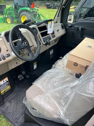 Image of John Deere XUV 835R equipment image 3