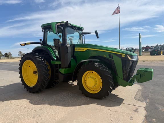 Image of John Deere 8R 230 equipment image 3