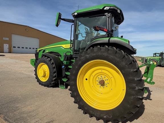 Image of John Deere 8R 230 equipment image 2