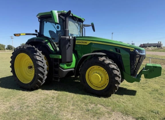 Image of John Deere 8R 230 equipment image 2
