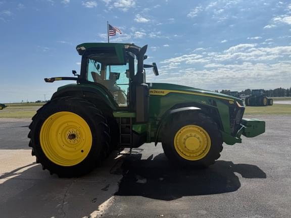 Image of John Deere 8R 230 equipment image 4