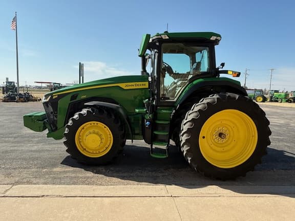 Image of John Deere 8R 230 equipment image 4
