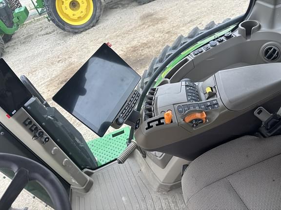 Image of John Deere 8R 230 equipment image 3