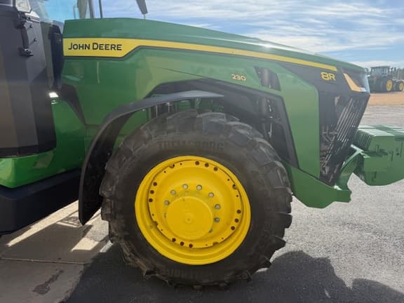Image of John Deere 8R 230 equipment image 3