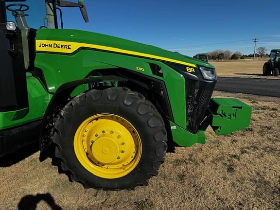 Image of John Deere 8R 230 equipment image 2