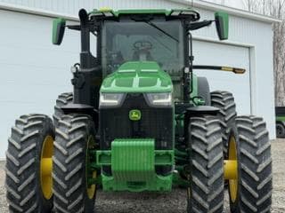 Image of John Deere 8R 230 equipment image 2