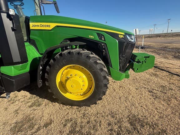 Image of John Deere 8R 230 equipment image 2