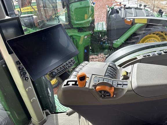 Image of John Deere 8R 230 equipment image 2