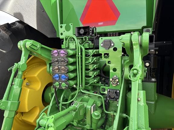 Image of John Deere 8R 230 equipment image 4