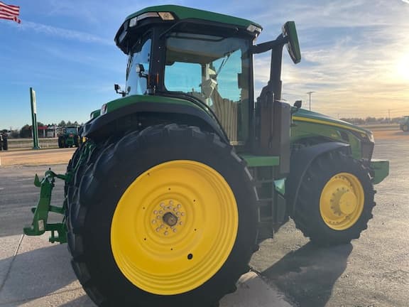 Image of John Deere 8R 230 equipment image 4