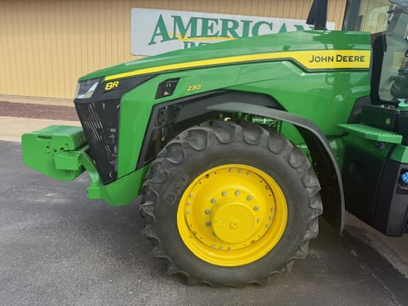 Image of John Deere 8R 230 equipment image 2