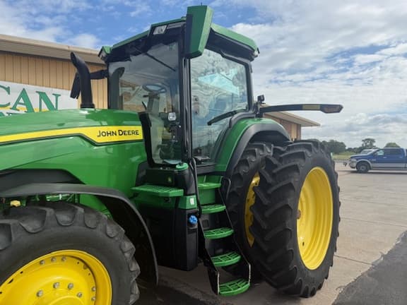 Image of John Deere 8R 230 equipment image 4