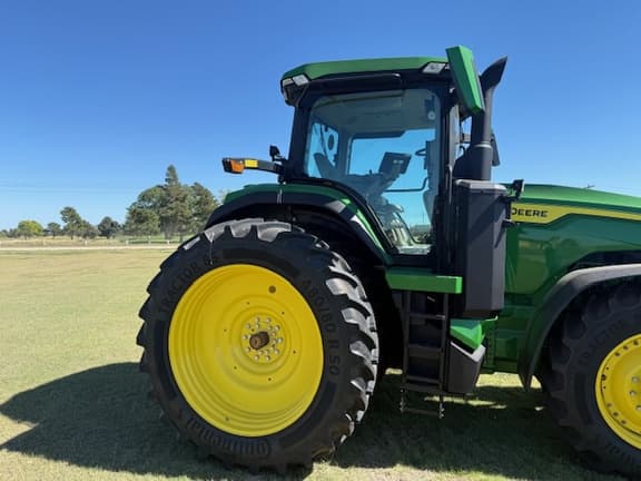 Image of John Deere 8R 230 equipment image 3