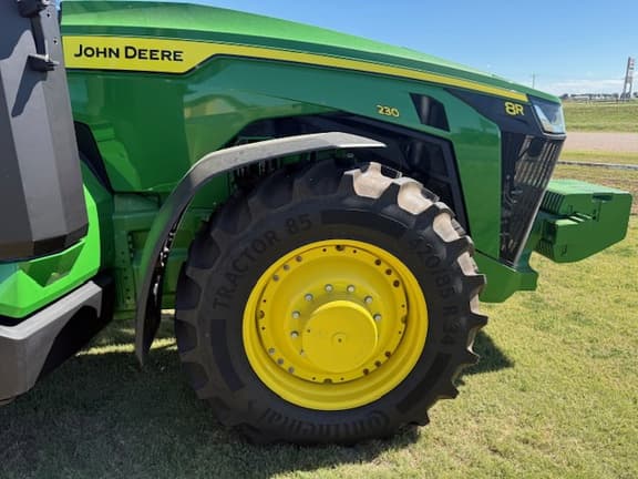 Image of John Deere 8R 230 equipment image 4