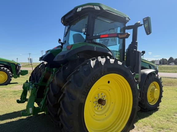 Image of John Deere 8R 230 equipment image 2