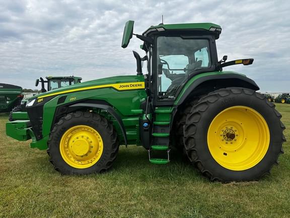 Image of John Deere 8R 250 equipment image 2
