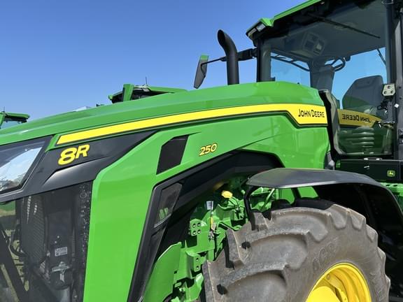 Image of John Deere 8R 250 equipment image 1