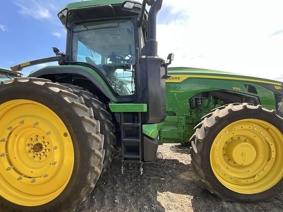 Image of John Deere 8R 250 equipment image 2