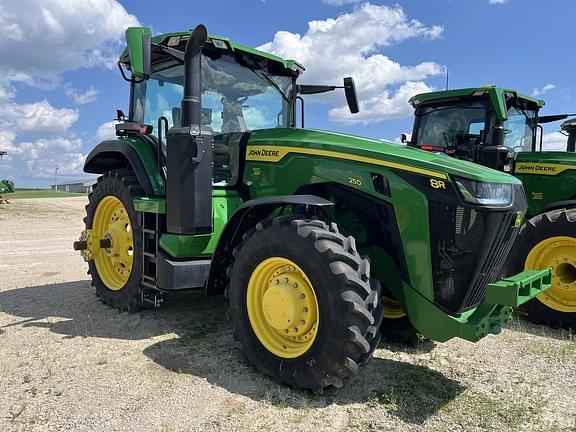 Image of John Deere 8R 250 equipment image 2