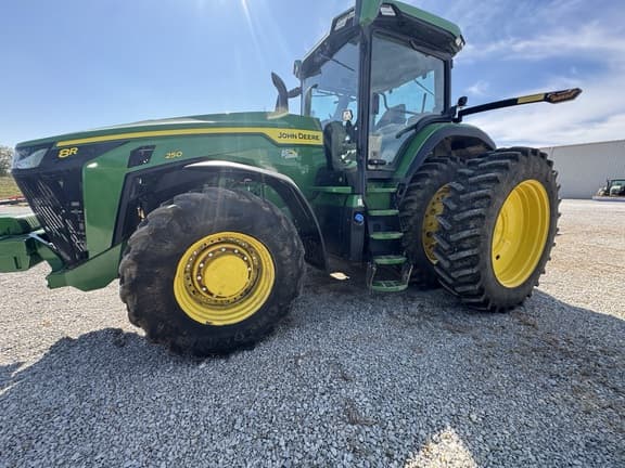 Image of John Deere 8R 250 equipment image 2