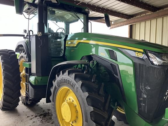 Image of John Deere 8R 250 equipment image 2