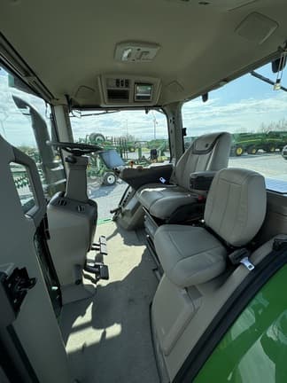 Image of John Deere 8R 250 equipment image 4