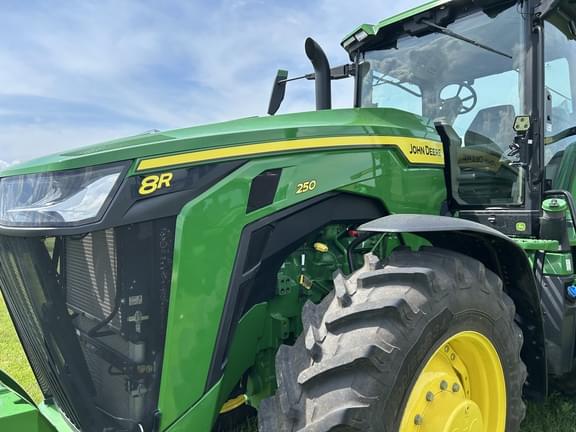 Image of John Deere 8R 250 equipment image 1