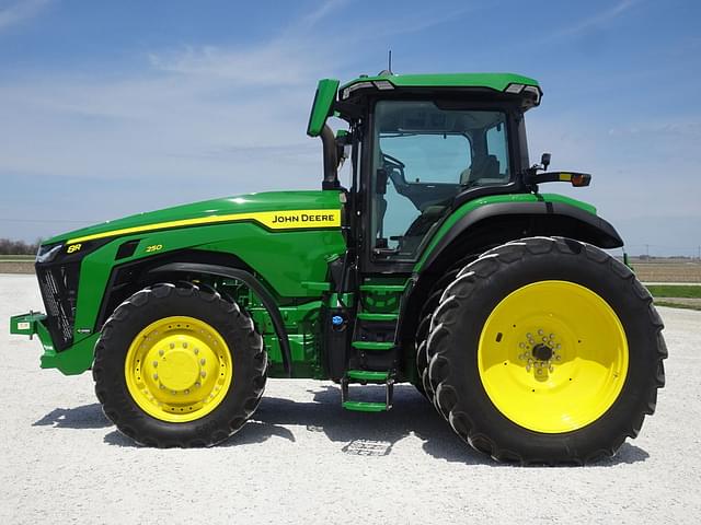 Image of John Deere 8R 250 equipment image 2