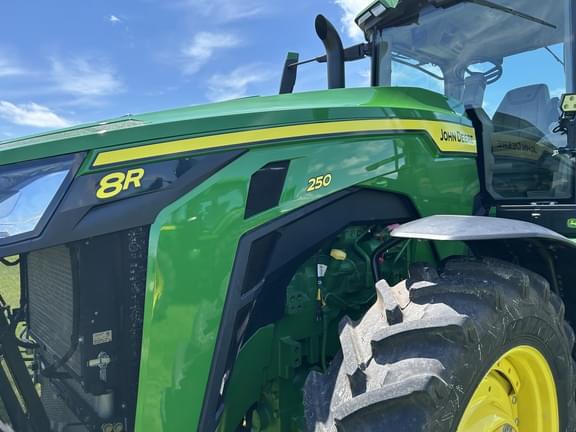 Image of John Deere 8R 250 equipment image 1