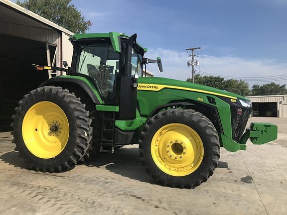 Image of John Deere 8R 250 equipment image 4