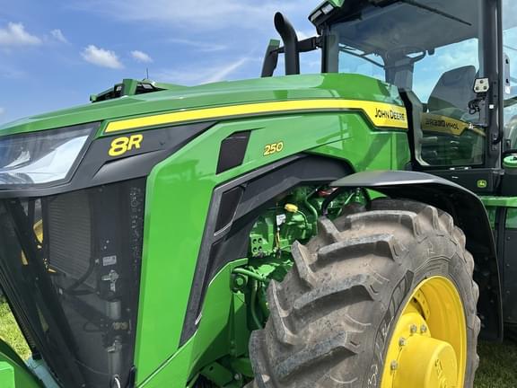Image of John Deere 8R 250 equipment image 1