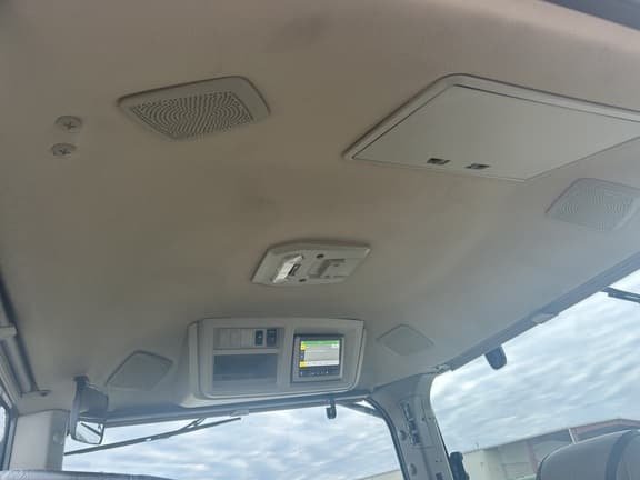 Image of John Deere 8R 310 equipment image 4